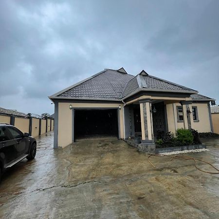 An Entire Rare Stylish 4-Bedroom Bungalow Akure Exterior foto